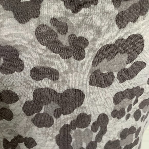 6 fun grey leopard print short sleeve dress - Picture 2 of 7
